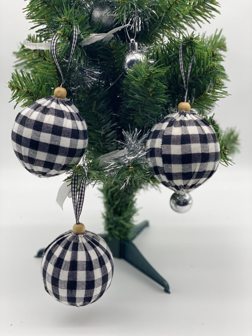 Custom Black and White Cloth Christmas Ornament Xmas Ball for Home and Room Decoration