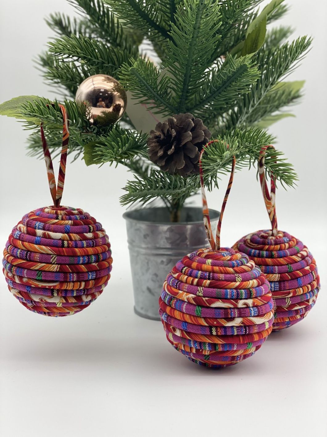 Custom Handmade Xmas Ornament Red Cloth Christmas Ball for Room and Home Decoration