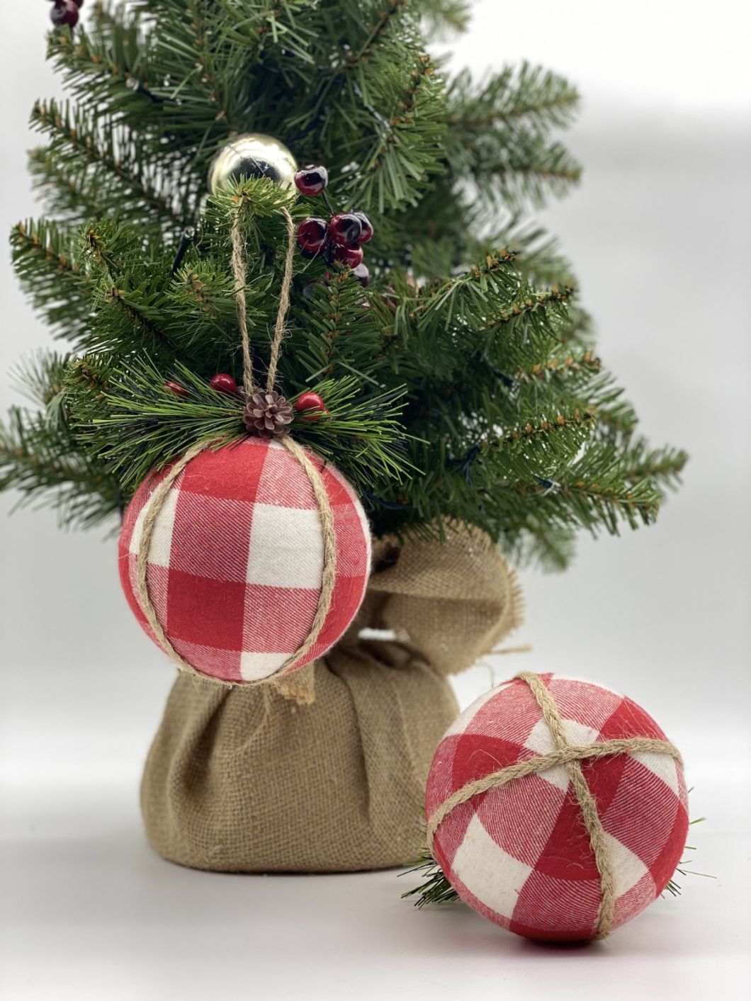 Handmade Plush Pompom Custom Hanging Christmas Ornament Christmas Ball for christmas Decoration
