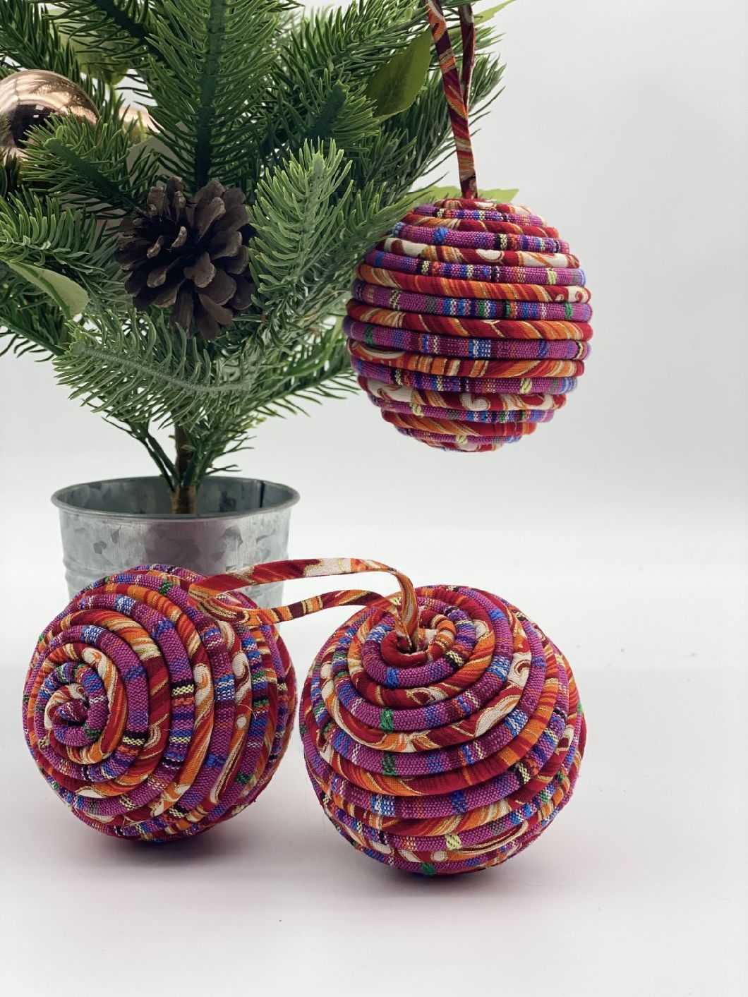 Custom Handmade Xmas Ornament Red Cloth Christmas Ball for Room and Home Decoration